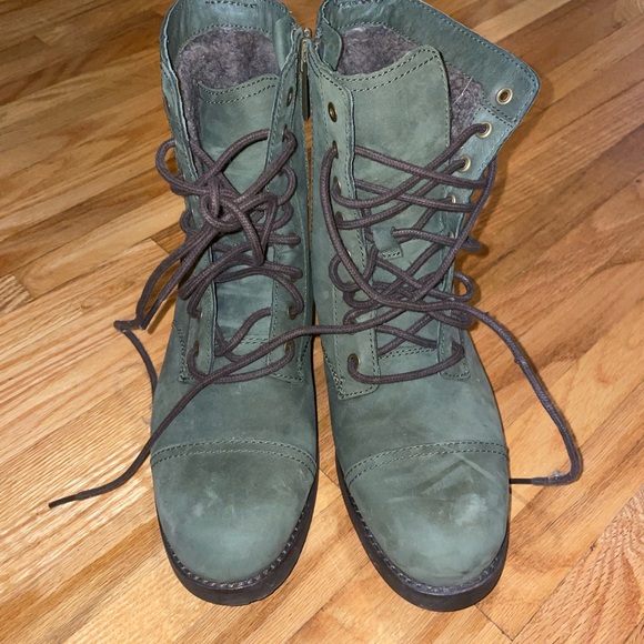 Women’s UGG combat boots - Picture 1 of 4